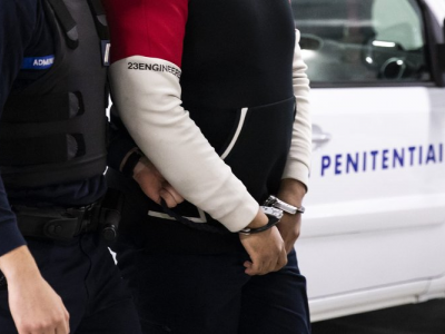 Dramma in Francia: tre agenti uccisi durante l'attacco a un veicolo che trasportava un detenuto,criminali in fuga