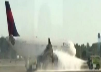 aereo Airbus Delta Airlines con un motore in fiamme