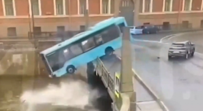 Tragedia a San Pietroburgo: autobus con passeggeri 