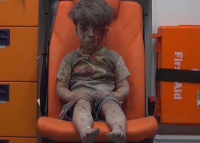 bambino salvato dai bombardamenti siria