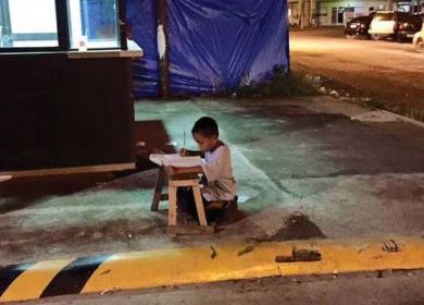 bambino che studia in strada
