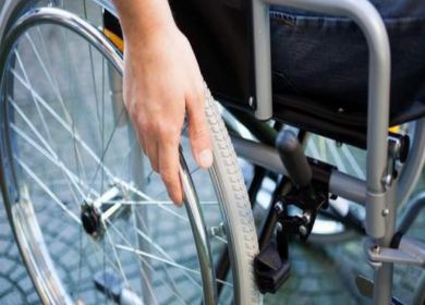 disabile su sedia a rotelle