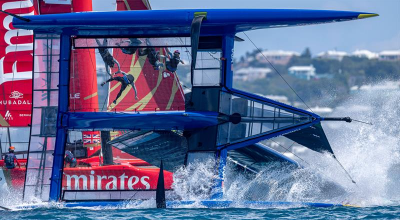 Team Emirates Great Britain SailGP sbalzato dalla barca