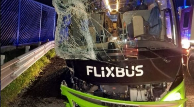 Pullman si schianta, almeno cinque morti nell'incidente Flixbus in Germania
