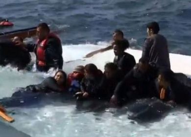 immigrati affondano nella barca