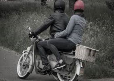 marito e moglie in moto