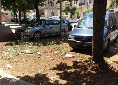 parcheggio selvaggio via Leuca Lecce