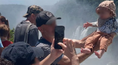 Selfie mania: turista è stato ripreso dalle telecamere mentre sollevava un neonato oltre la ringhiera di sicurezza alle cascate di Iguazu