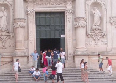 turisti seduti davanti chiesa duomo lecce