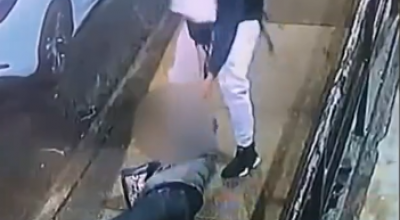 USA, scioccante video di un uomo mascherato che soffoca una donna con la cintura e trascina il corpo – Il video