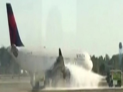 aereo Airbus Delta Airlines con un motore in fiamme