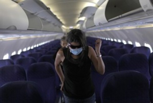 aereo passeggero con mascherina salva contagio