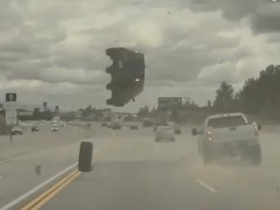 Dash cam Tesla registra video di una Kia Soul che viene lanciata in aria in un terrificante incidente