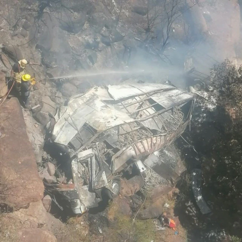 Autobus con 46 persone a bordo precipita dal ponte nel dirupo provocando la morte di 45 passeggeri, 12 sono bambini