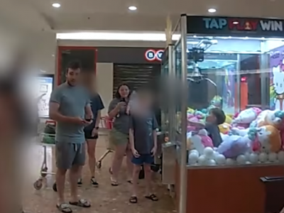 Australia, bambino di tre anni intrappolato in un distributore automatico di giocattoli – Il video.