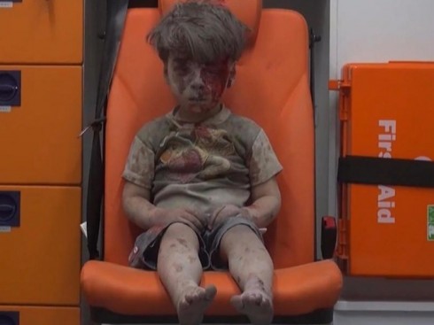 bambino salvato dai bombardamenti siria