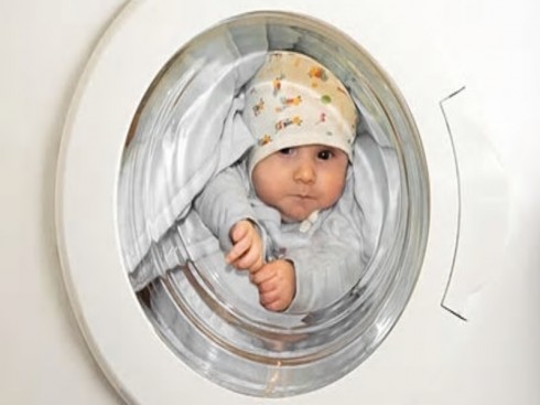 bambino in lavatrice