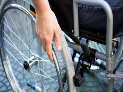 disabile su sedia a rotelle