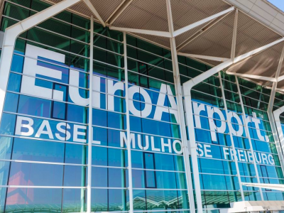 Allarme bomba, evacuato l'aeroporto Euro cani anti-bombe in azione