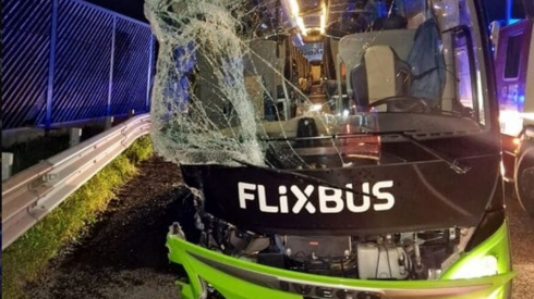 Pullman si schianta, almeno cinque morti nell'incidente Flixbus in Germania