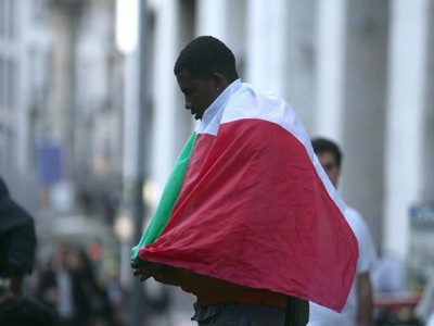 immigrato con bandiera italiana