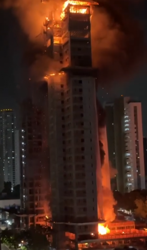 Un grande incendio ha colpito un edificio in costruzioni a Recife in Brasile – Il video
