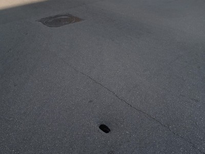 Lecce, l’asfalto all’incrocio in pieno centro città cede: buco in strada