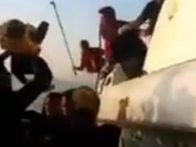 Video choc: guardia costiera turca prende a bastonate barcone di profughi spingendoli con forza verso la Grecia in violazione del diritto internazionale