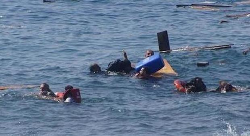 Lesbo: gommone affonda, guardia costiera salva 36 migranti - Video dell'operazione