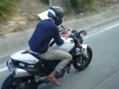 motociclista manda sms mentre viaggia