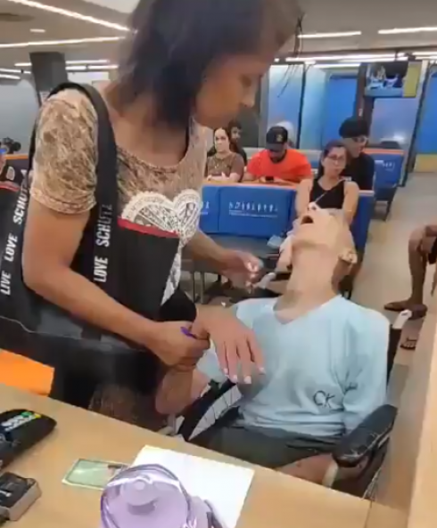 Il video shock: porta lo zio morto in banca su una sedia a rotelle per fargli firmare un prestito.