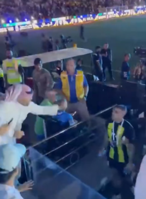 Scena surreale in Arabia Saudita: Hamdallah, giocatore dell'Al-Ittihad, preso a frustate da un tifoso dopo la sconfitta in Supercoppa – Il video