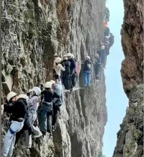 Cina, turisti terrorizzati vengono lasciati penzolare a 1127 metri a strapiombo sul monte Yandang