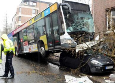 incidente autobus che sale su un auto in sosta.