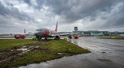 Paura a Birmingham per il volo da Venezia: Boeing 737 della Jet2 esce temporaneamente di pista a causa della tempesta Boelo