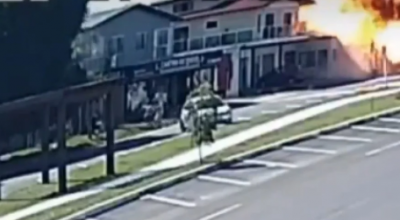 Telecamera riprende lo schianto del piccolo aereo precipitato su un ristorante: tre morti e un disperso