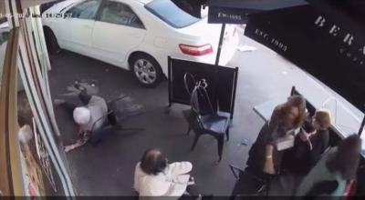 Due persone ferite dopo che un'auto si è schiantata contro un bar di Melbourne in Australia – Il video