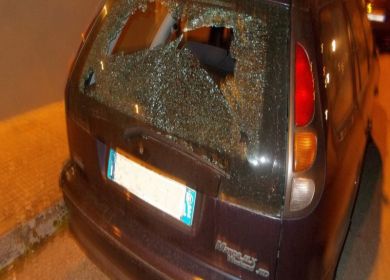 auto atto vandalico