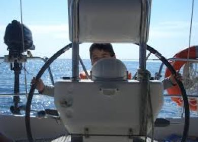 bambino in barca a vela