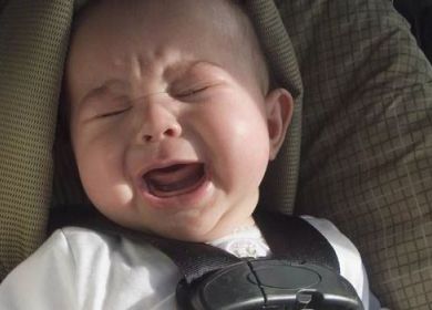 bambino su un seggiolino auto