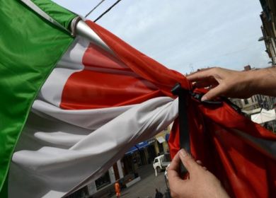 bandiera italia a mezz'asta