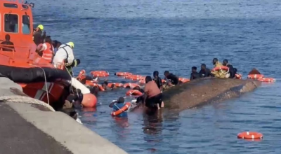 Migranti, nuova tragedia con almeno 7 morti in un naufragio nel porto di La Restinga nell’isola de El Hierro alle Canarie. Il video