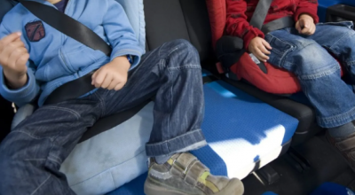 Tragedia in Francia: due bambini di 2 e 4 anni trovati morti dimenticati nell'auto di famiglia per un colpo di calore