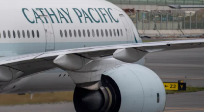 Il passeggero cerca di aprire la porta dell'aereo a migliaia di metri di altitudine