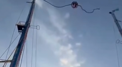 La capsula di una giostra a fionda si schianta dopo la rottura del cavo: diversi i feriti 