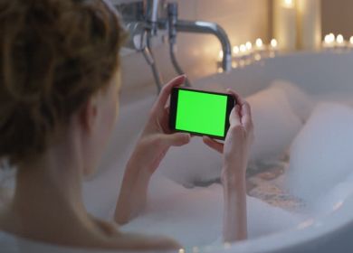 cellulare nella vasca da bagno