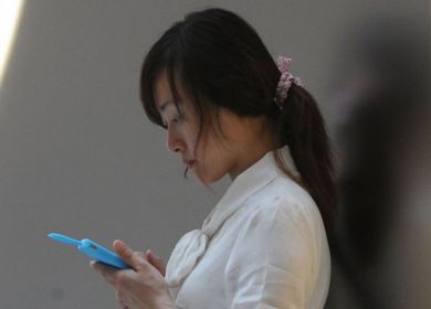 asiatica con il cellulare