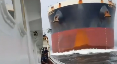 Spettacolare collisione in mare: nave mercantile da 82.000 tonnellate si scontra con un peschereccio