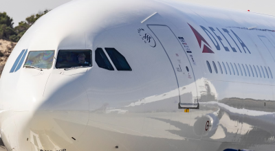 Emergenza in volo: Boeing 767 Delta diretto a Napoli rientra a New York per surriscaldamento al motore