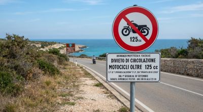 Corse sulle litoranee e stop alle moto oltre 125 cc: lo “Sportello dei Diritti” contesta l’ordinanza del Prefetto